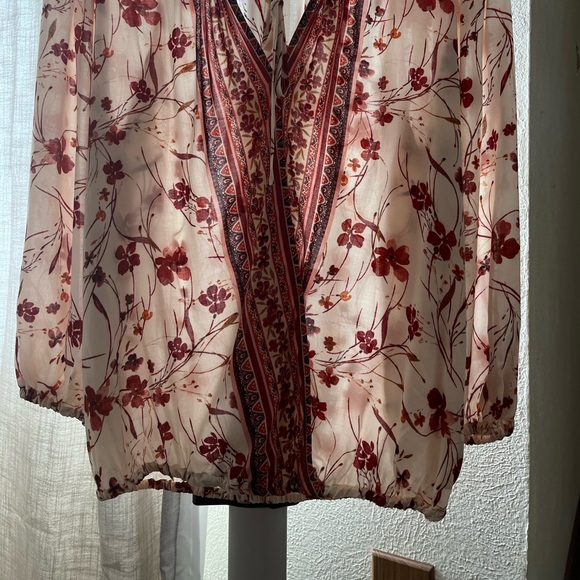 Women’s Small Blouse. Never worn. Elastic hem. - Picture 3 of 3